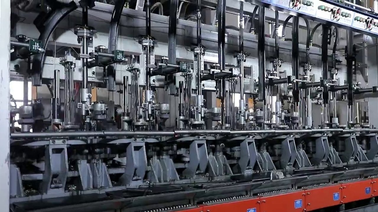 Furnace line and production floor at the Xuzhou Eagle Glass factory